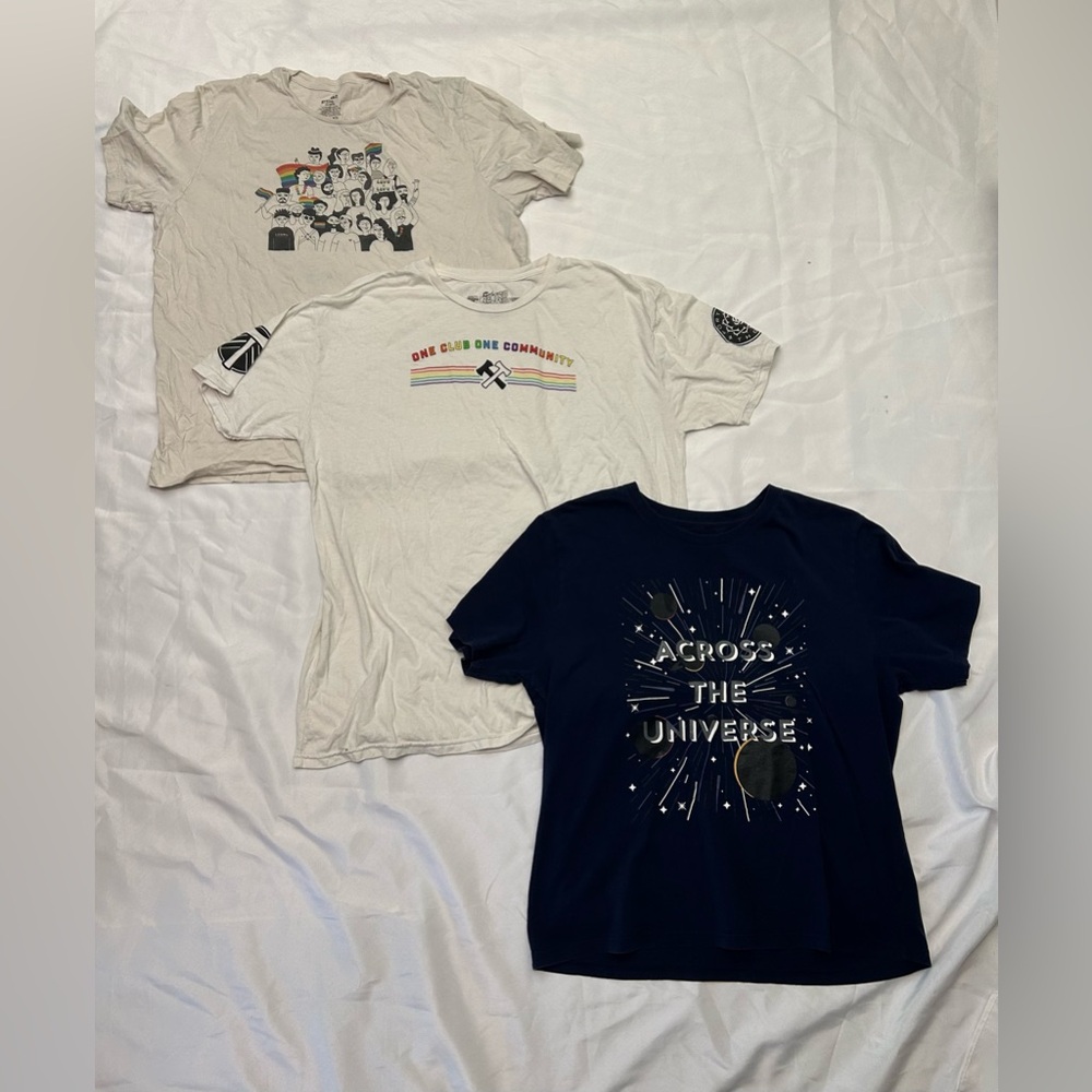 Graphic tees bundle (2x)